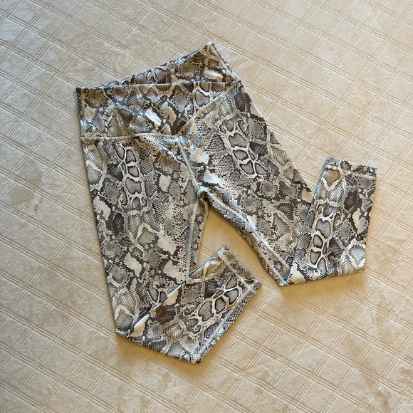 Victoria’s Secret Sport Leggings Leopard - Picture 5 of 6